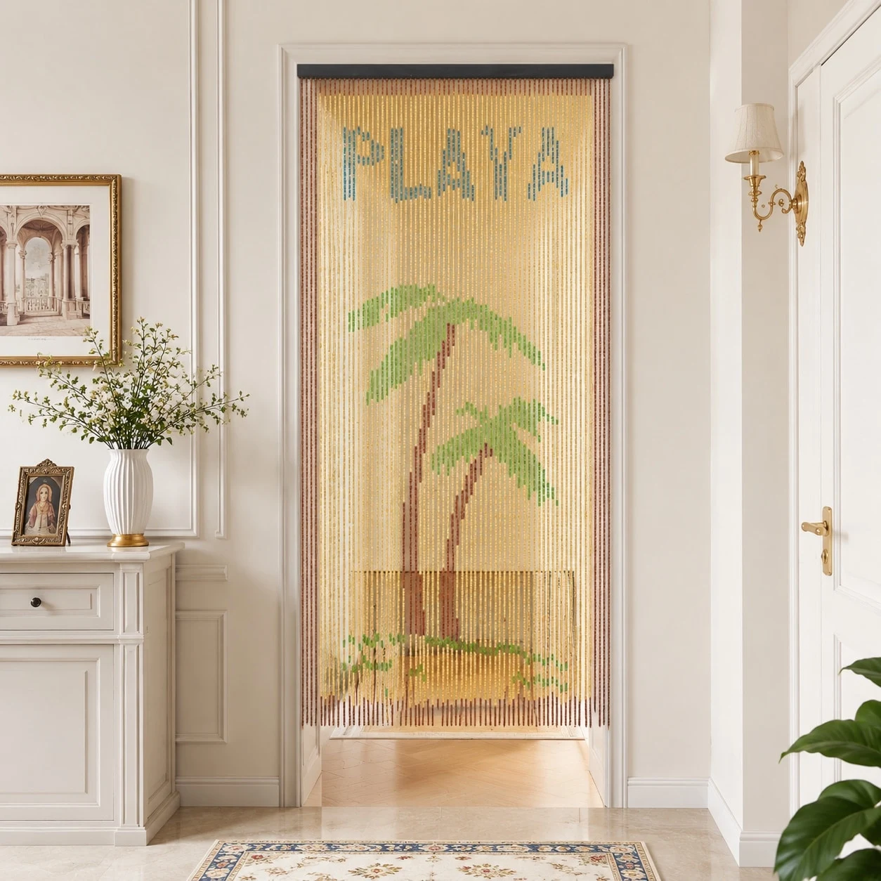 Rideau en perles de bois à motif de palmiers dans une porte de chambre
