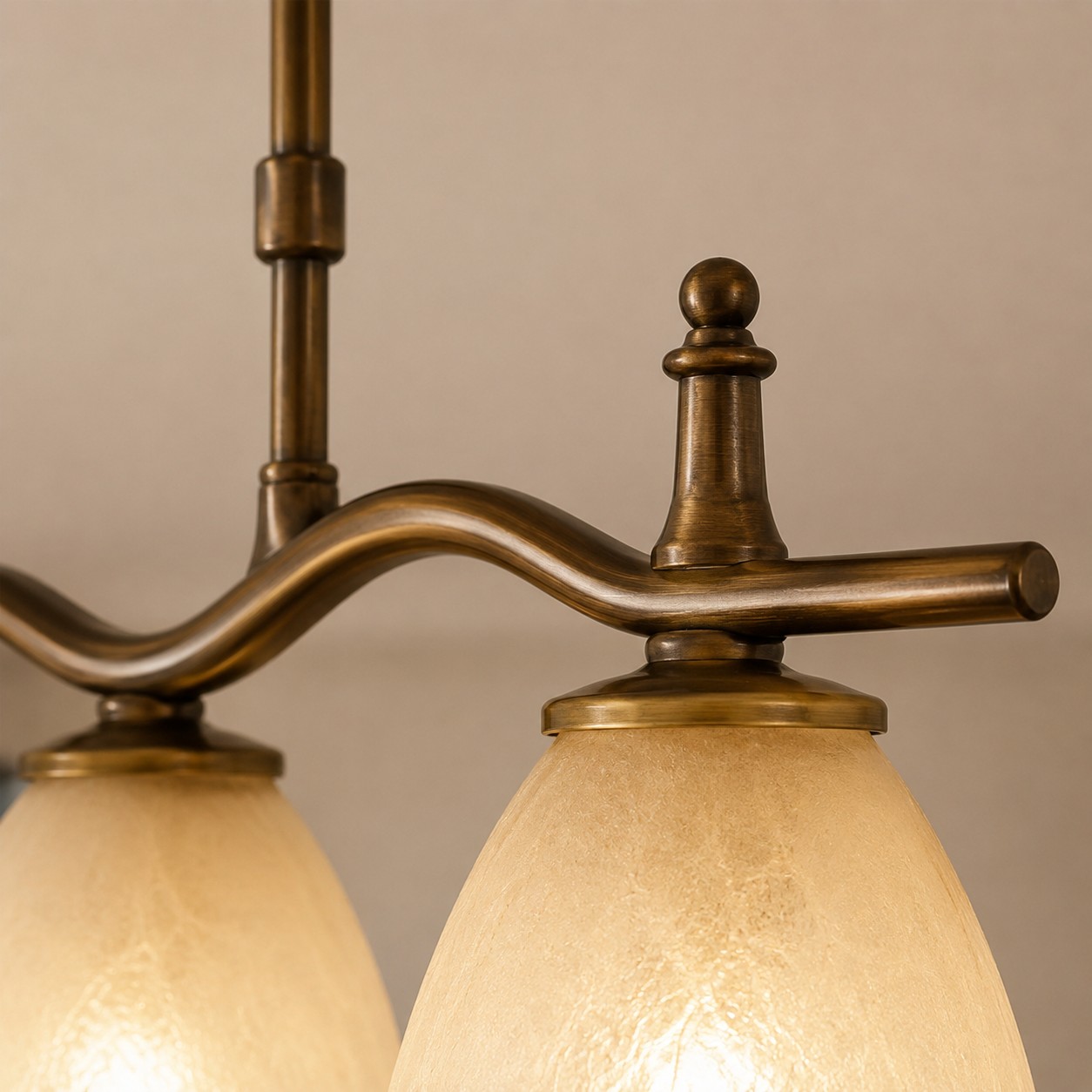 détail du bras et du connecteur en bronze antique