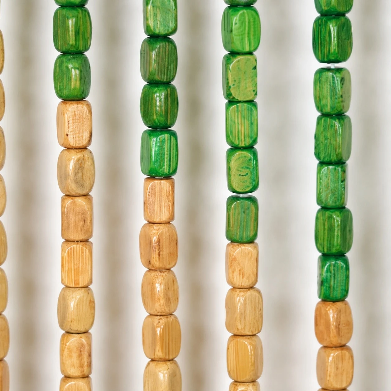 Gros plan d'une perle en bois vert et naturel