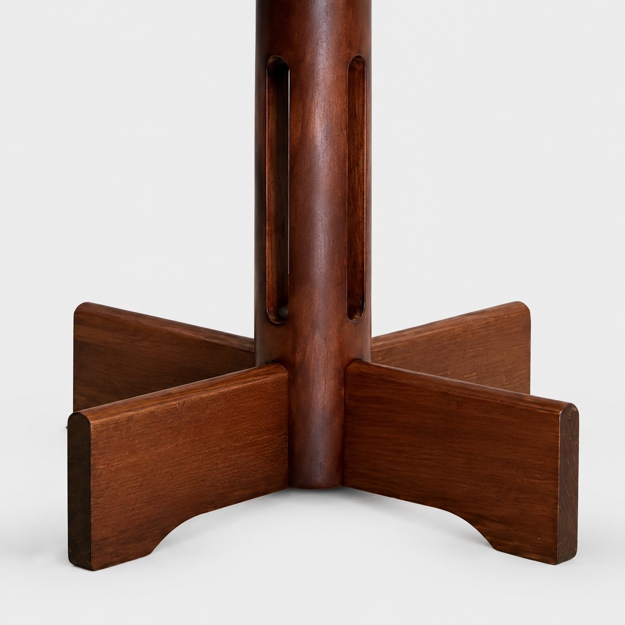 détail du socle en bois et du corps de la lampe